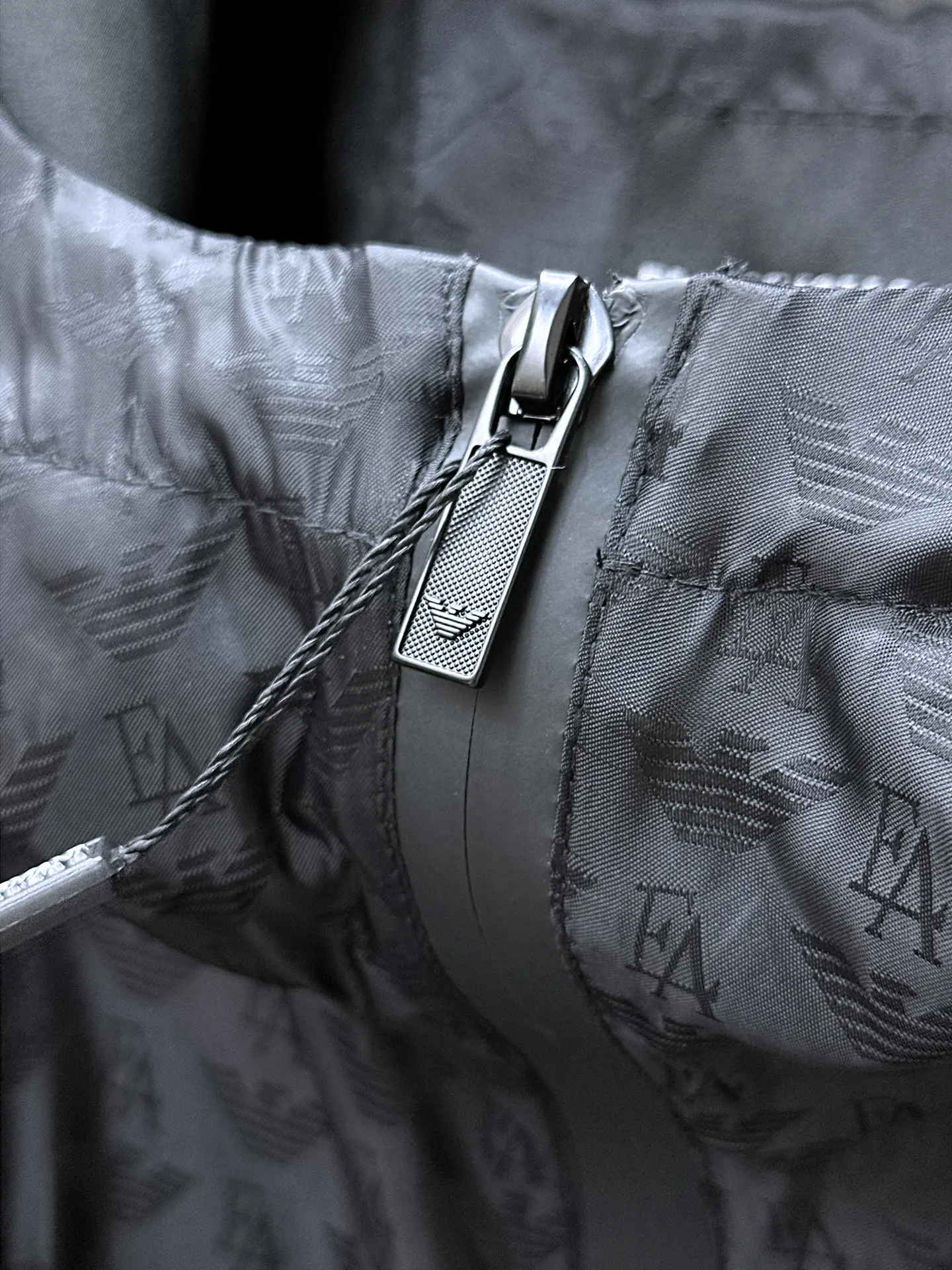 Armani official website Same Style, complete with three labels, on sale in advance. 2026 Autumn and Winter New Arrival men's jacket, Original with complete three labels, Premium version. Custom-made fabrics at the counter. Breathable, high comfort, impeccable details, brand element design concept, reflecting high quality. It feels delicate and soft, presents a casual cut, and has a great upper body shape. Sizes: M～3XL
